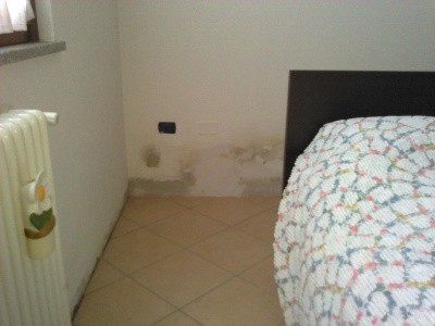 Camera da letto attigua sono visibili macchie di umidità
